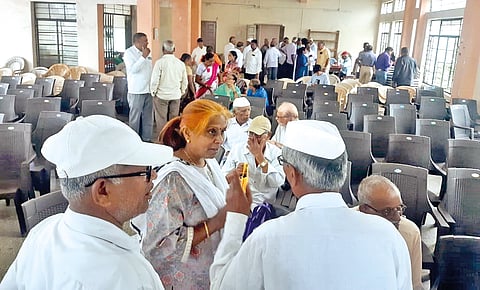 Retired pensioners boycotted the pension court held in Satara Panchayat Samiti.