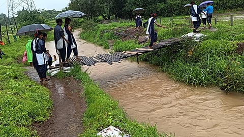 Thane News | स्कूल चले हम...! विद्यार्थ्यांची लाकडी साकवावरून कसरत