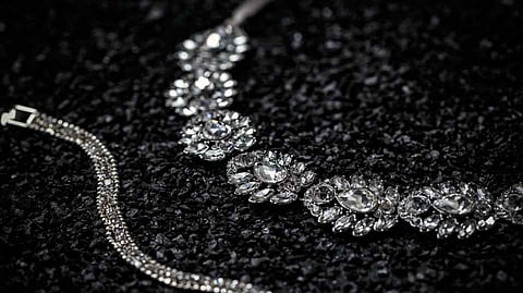 Fraud by embezzling jewelery in Mumbai