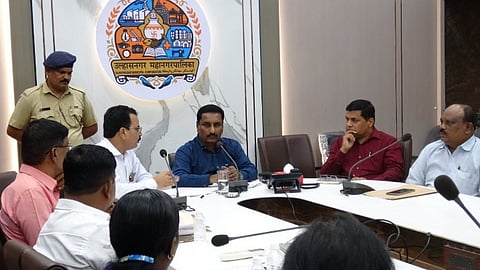 महानगरपालिकेत दिव्यांग प्रतिनिधींसोबत झालेल्या बैठकीत आयुक्त डॉ. अझिझ शेख. समवेत आदी अतिरिक्त आयुक्त जमीर लेंगरेकर, उपायुक्त डॉ. सुभाष जाधव आदी.