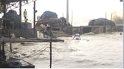 Thane News | समुद्राच्या उधाणाने मच्छीमारांचे मोठे नुकसान