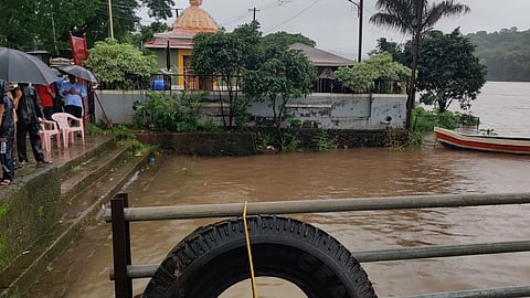 River Savitri crosses danger level in Mahad Poladpur!