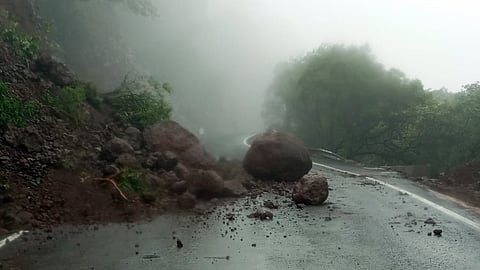 महाबळेश्वर-तापोळा रस्त्यावर दरड कोसळली