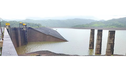 On July 12, 1961, the Panshet dam burst. The pillars of the old dam, bearing witness to the deluge of that time, are still standing next to the wall of the new Panshet Dam.