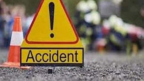 A dumper hit a two-wheeler; Death of a young man
