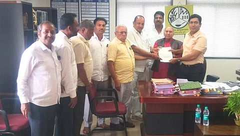 साखर कामगार प्रतिनिधी शिष्टमंडळाने सोमवारी (दि. २९) साखर आयुक्त डॉ. कृणाल खेमनार यांची भेट घेतली आणि मागण्यांचे निवेदन