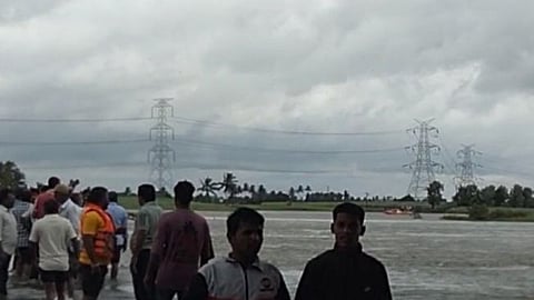 Kolhapur Flood: Tractor trolley overturns in flood waters on Akivat-Bastwar road, 3 missing