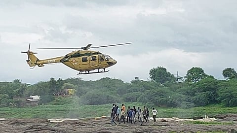 मालेगाव : वायुसेना हेलिकॉप्टर मधून सुरक्षितस्थळी उतरताना वाचविण्यात आलेले नागरिक
