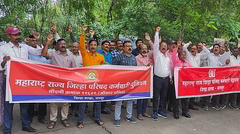 nagpur ZP workers Protest