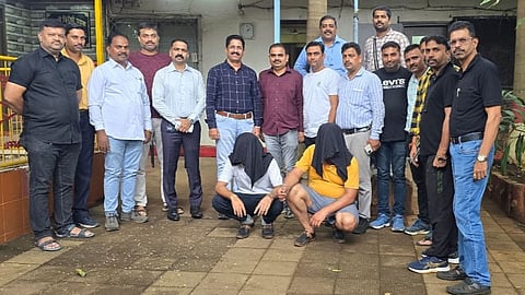 सात वर्षांपासून फरार असलेल्या दोघा आरोपींना ठाण्यातून ठाणे खंडणी विरोधी पथकाने बेड्या ठोकल्या.