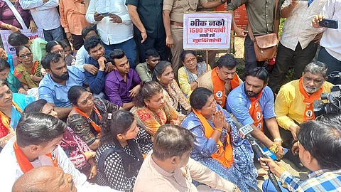 Sushma Andhare protest Badlapur police station