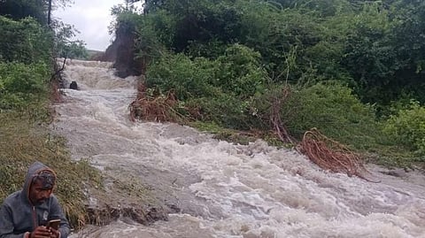 Pazar lake at Gevrai Marda burst due to heavy rain in Paithan taluka