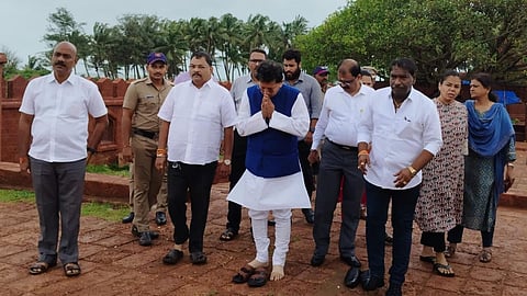 दीपक केसरकर यांनी राजकोट येथील छत्रपती शिवाजी महाराज यांच्या स्मारकाची पाहणी केली.