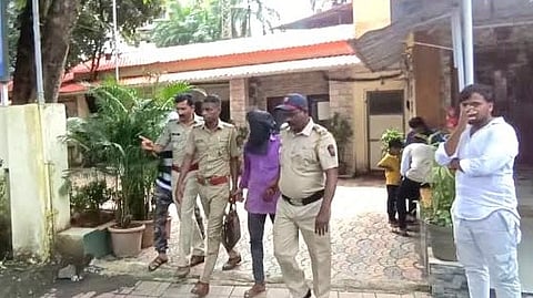 टिटवाळ्याजवळच्या एका गावात नराधमाने 2 वर्षीय चिमुरडीवर लैंगिक अत्याचार केला.