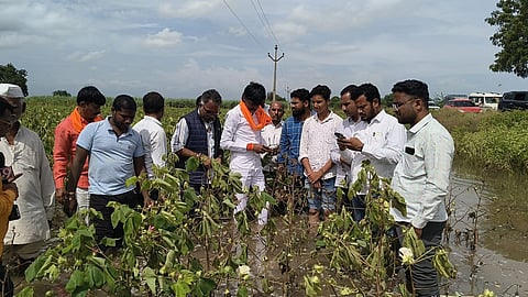 Manoj Jarange inspection damag e crops in Ghansawangi