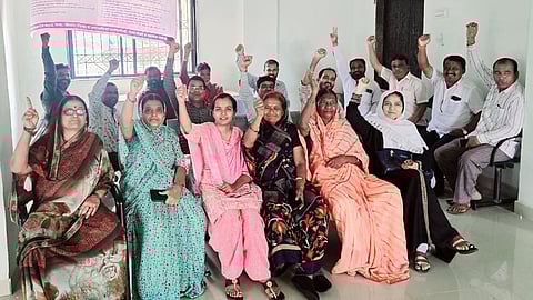 नगरपरिषद कर्मचाऱ्यांच्या अनेक मागण्या शासन दरबारी प्रलंबित आहेत. त्या मागण्या मान्य करून घेण्यासाठी 29 ऑगस्ट पासून राज्यस्तरीय संप पुकारण्यात आला आहे.