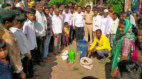 Ranragini destroyed illegal liquor selling dens in Ravarajur