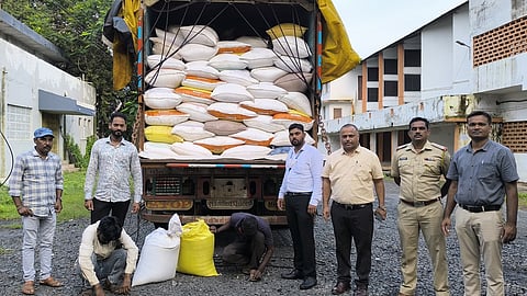 अवैध तांदळाची वाहतूक करताना जप्त करण्यात आलेले तांदूळ