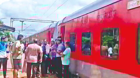 Train Stopped At Vaibhavwadi