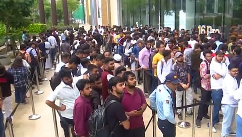 iPhone 16 ची भारतात विक्री सुरू; मुंबई, दिल्लीत स्टोअरबाहेर ग्राहकांच्या रांगा