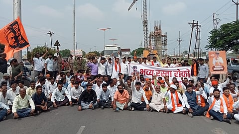 Stop the road from the entire Maratha community in support of Manoj Jarange at Jalna