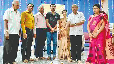 बेळगाव : दीपप्रज्वलन करताना प्रा. डॉ. विनोद गायकवाड. शेजारी एम. एन. करडीगुद्दी, प्रा. डॉ. संजय कांबळे, अनंत लाड, प्रा. डॉ. मैजूद्दीन मुत्तवली, अश्विनी ओगले, प्रा. डॉ. मनीषा नेसरकर आदी मान्यवर.