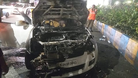 A running four-wheeler caught fire in Thane