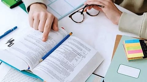 सकाळी लवकर उठून अभ्यासाला सुरुवात करणे ही सर्वोत्तम आणि आदर्श पद्धत मानली जाते.