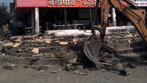 रावेत रस्त्यावरील अतिक्रमण हटविण्यास सुरुवात