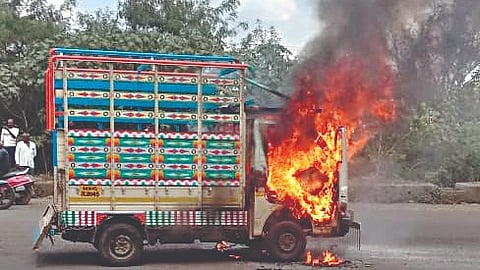 Nashik tempo fire news
