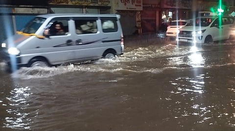Heavy rain in Kalwan city, roads flooded