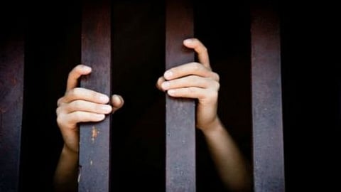 Shocking! Five students who were not studying were put in a dark room by the teacher