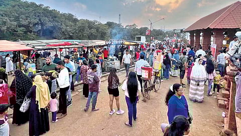 Crowd of tourists in Mahabaleshwar