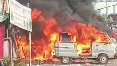 राष्ट्रीय महामार्गावर इच्छादेवी चौकात गॅस स्फोट