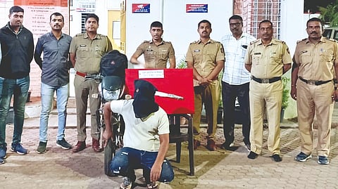 पत्नीवर हल्ला करण्यासाठी आलेल्या पतीला पोलिसांनी अटक केली.