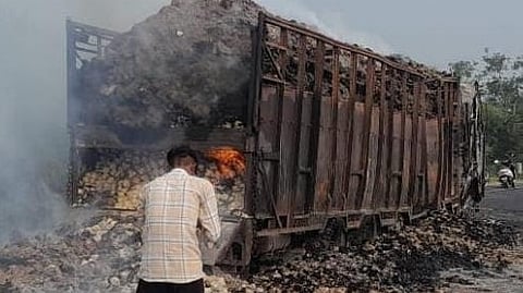 truck burns in Wardha