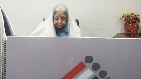 Maharashtra Assembly Polls | Pratibhatai Patil Voted |