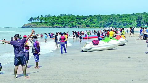 Raigad Tourism - Raigad Tourism | The beach of Raigad is crowded with tourists