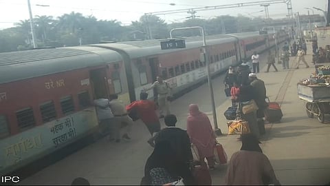 Jalgaon | रेल्वे संरक्षण दलातील सतर्क कॉन्स्टेबलने वाचवले प्राण