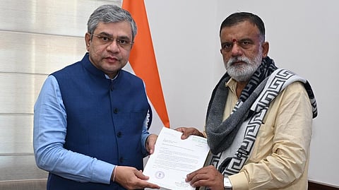 Railway Minister Ashwini Vaishnav was met by MP Rajabhau Waje in Delhi