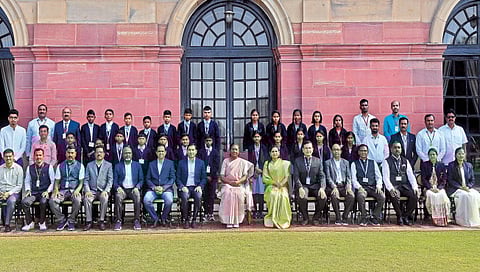 24 students from Maharashtra interacted with Draupadi Murmu