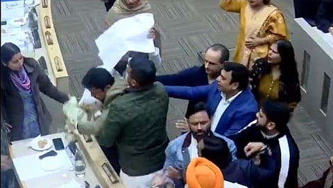 चंदीगड महापालिकेत भाजप आणि काँग्रेस नगरसेवकांमध्ये जोरदार खडाजंगी होऊन हाणामारी झाली.