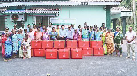 आरसीएफतर्फे मच्छीमार महिलांना शीतपेट्या वाटप