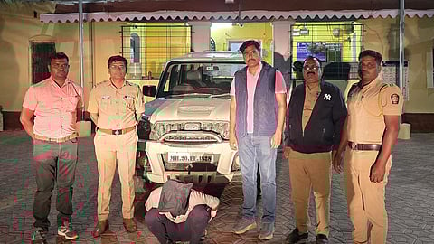 चोरुन नेलेल्या चारचाकीसह आरोपीला पोलिसांना ताब्यात घेतले