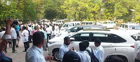 जळगाव : वाळूची बैठक बिस्किट-चहावर आटोपली