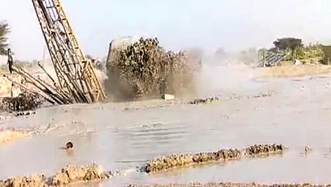 Water gushes from the ground in the desert; Discussion on the source of the lost Saraswati