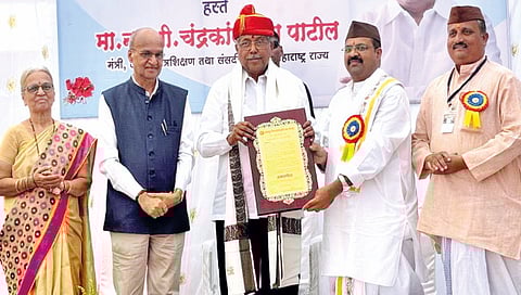 कोल्हापूर : ब्राह्मण पुरोहित संघाच्या मुख्य कार्यालय उद्घाटनप्रसंगी मंंत्री चंद्रकांत पाटील यांचा सत्कार करताना संघाचे पदाधिकारी.