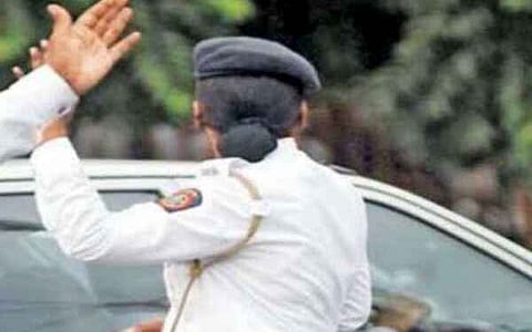 woman-police-officer-threatened-in-public-photo-viral