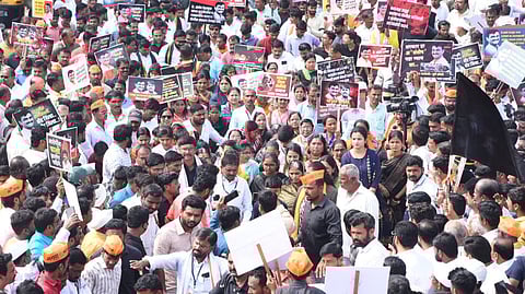 सर्व पक्ष, संघटनांतर्फे धाराशिव येथे जन आक्रोश मोर्चा काढण्यात आला.