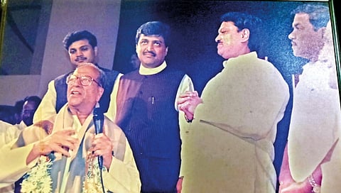 महाराष्ट्राच्या सुवर्ण महोत्सवानिमित्त मुंबई येथे संयुक्त महाराष्ट्र लढ्यातील कार्यकर्त्यांचा सत्कार करण्यात आला. कॉ. कृष्णा मेणसे यांचा सत्कार करताना माजी मुख्यमंत्री अशोक चव्हाण, दिवंगत मुख्यमंत्री विलास देशमुख, दिवंगत उपमुख्यमंत्री आर. आर. पाटील.